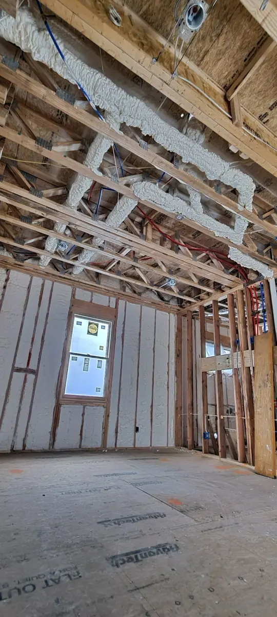 Trabajo de aislamiento con espuma en aerosol en Dallas, TX por Quirozave: espuma en aerosol en una ampliación con estructura antes del drywall