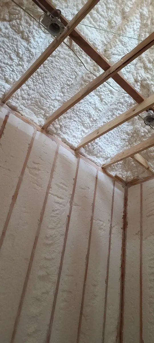 Trabajo de aislamiento con espuma en aerosol en Dallas, TX por Quirozave: espuma de celda abierta rellenando paredes y vigas del techo