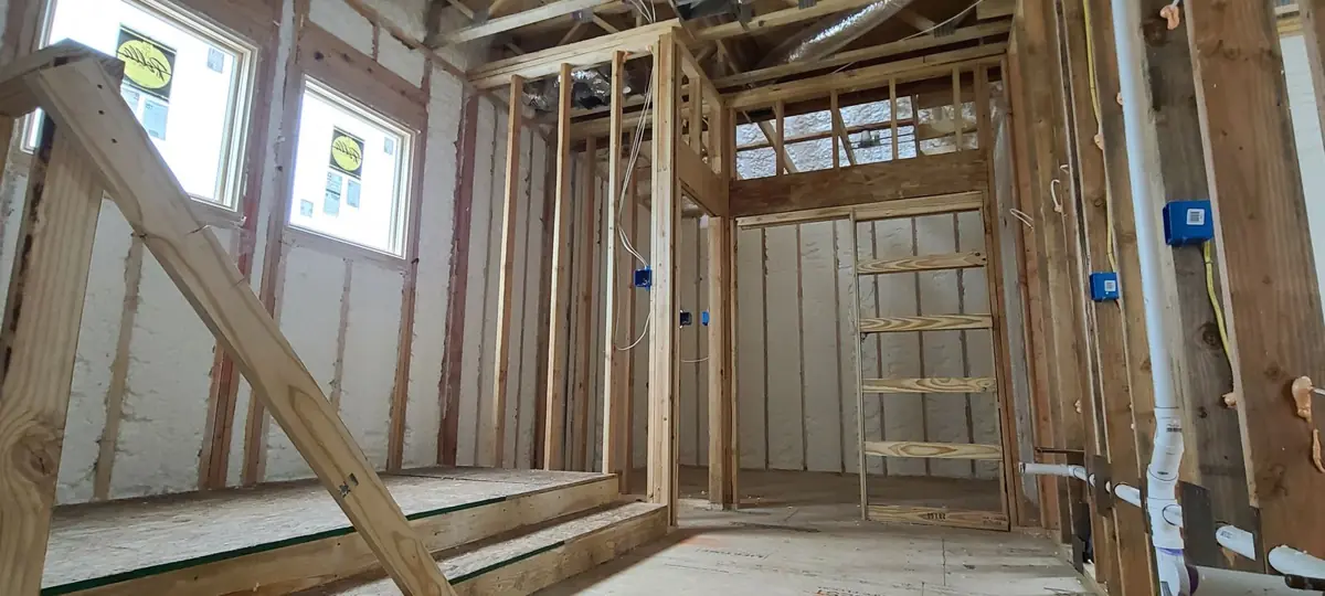 Trabajo de aislamiento con espuma en aerosol en Dallas, TX por Quirozave: paredes aisladas en una remodelación de casa
