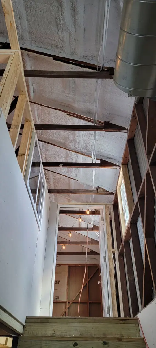 Trabajo de aislamiento con espuma en aerosol en Dallas, TX por Quirozave: espuma en aerosol bajo el techo de una casa de dos pisos