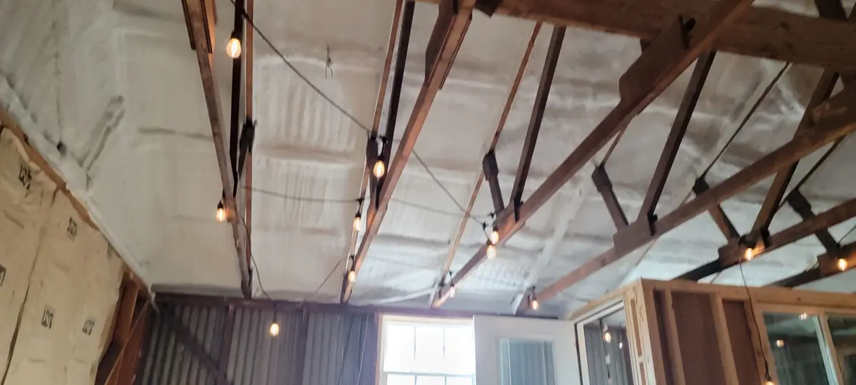 Trabajo de aislamiento con espuma en aerosol en Dallas, TX por Quirozave: techo abovedado aislado con armaduras expuestas
