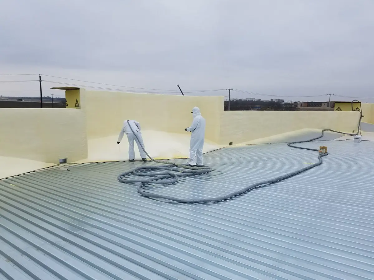 Equipo aplicando espuma en un techo en Mansfield, TX por Quirozave
