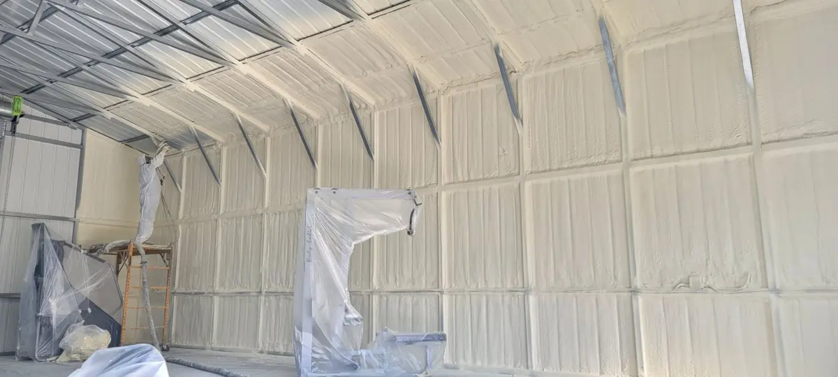 Aislamiento de espuma en un edificio metálico en Oak Point, TX por Quirozave